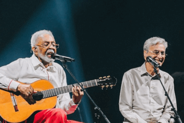 Gilberto Gil e Caetano Veloso cantando juntos na turnê Tempo Rei – dois ícones da música brasileira em apresentação histórica.