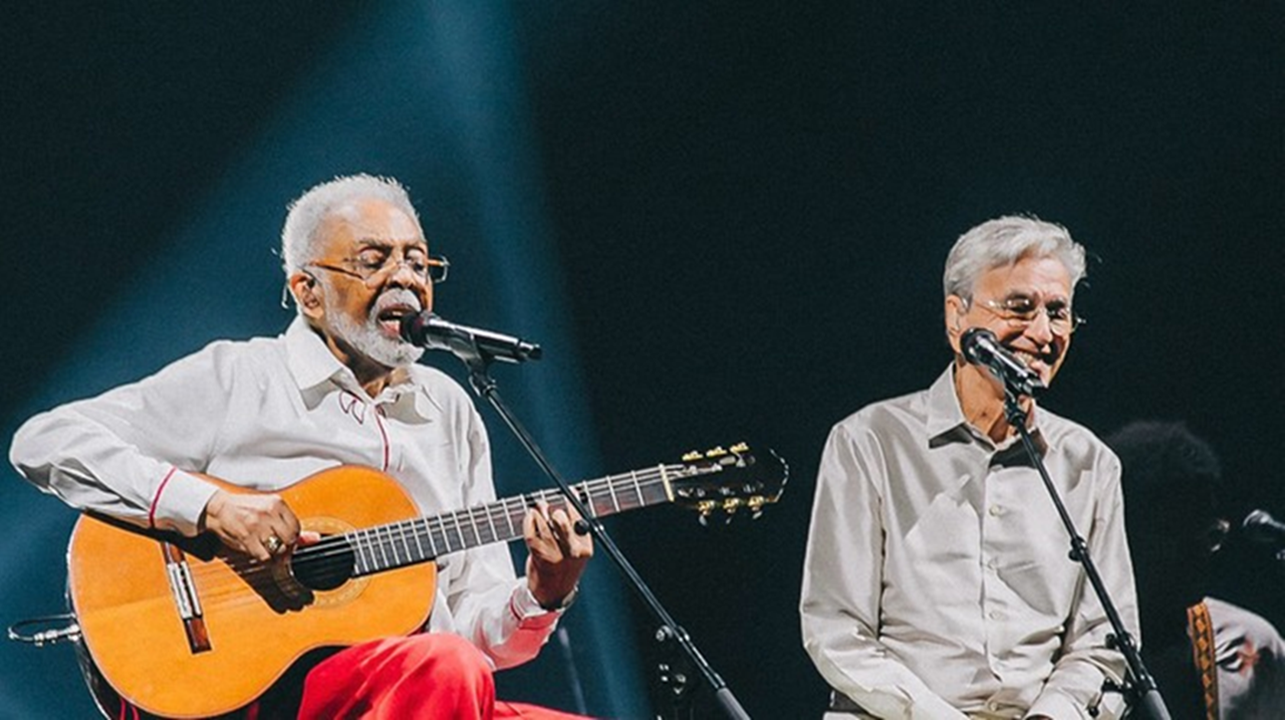 Gilberto Gil e Caetano Veloso cantando juntos na turnê Tempo Rei – dois ícones da música brasileira em apresentação histórica.