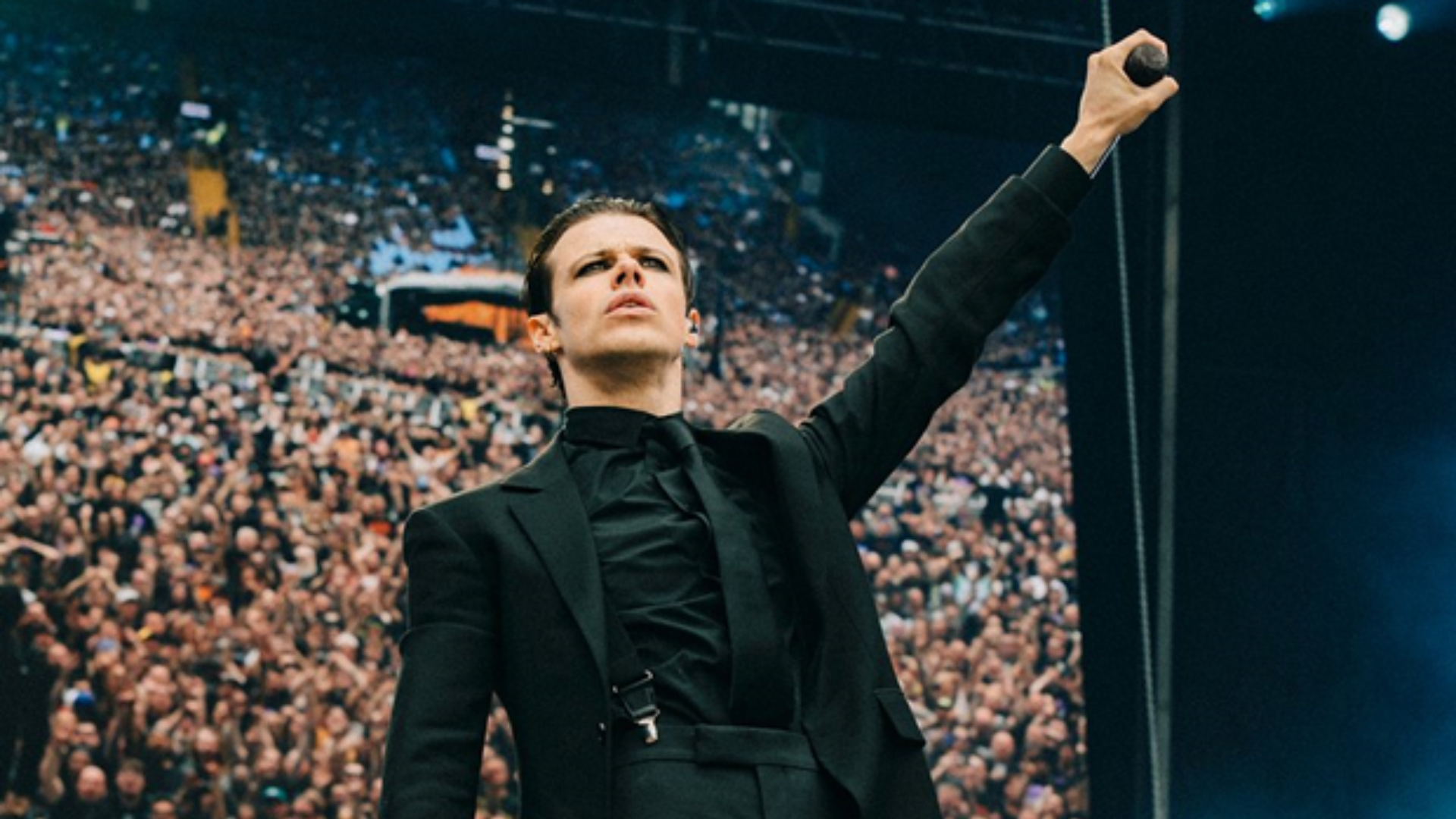 Yungblud emocionando o público durante o cover de "Changes" no festival em homenagem a Ozzy Osbourne