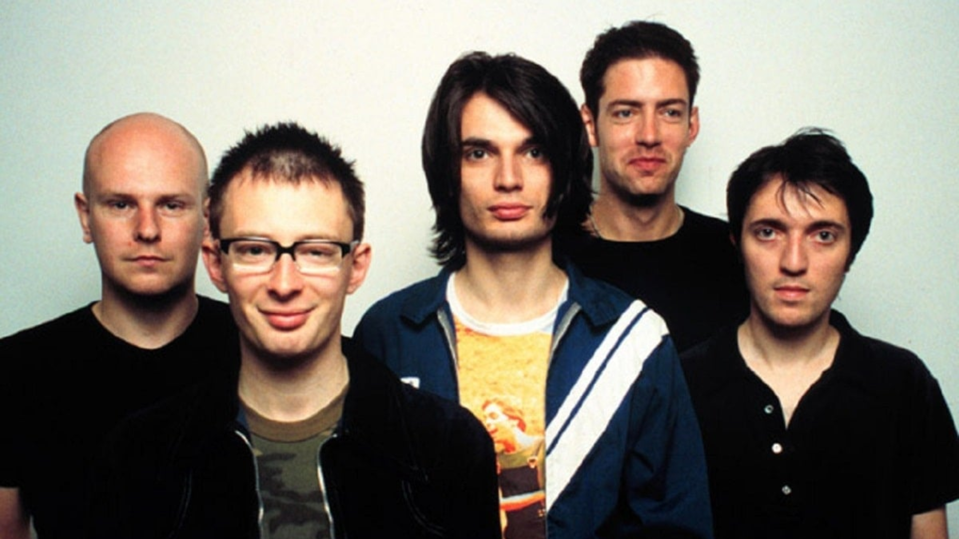 Integrantes do Radiohead posam para foto promocional nos anos 1990, época do álbum OK Computer.