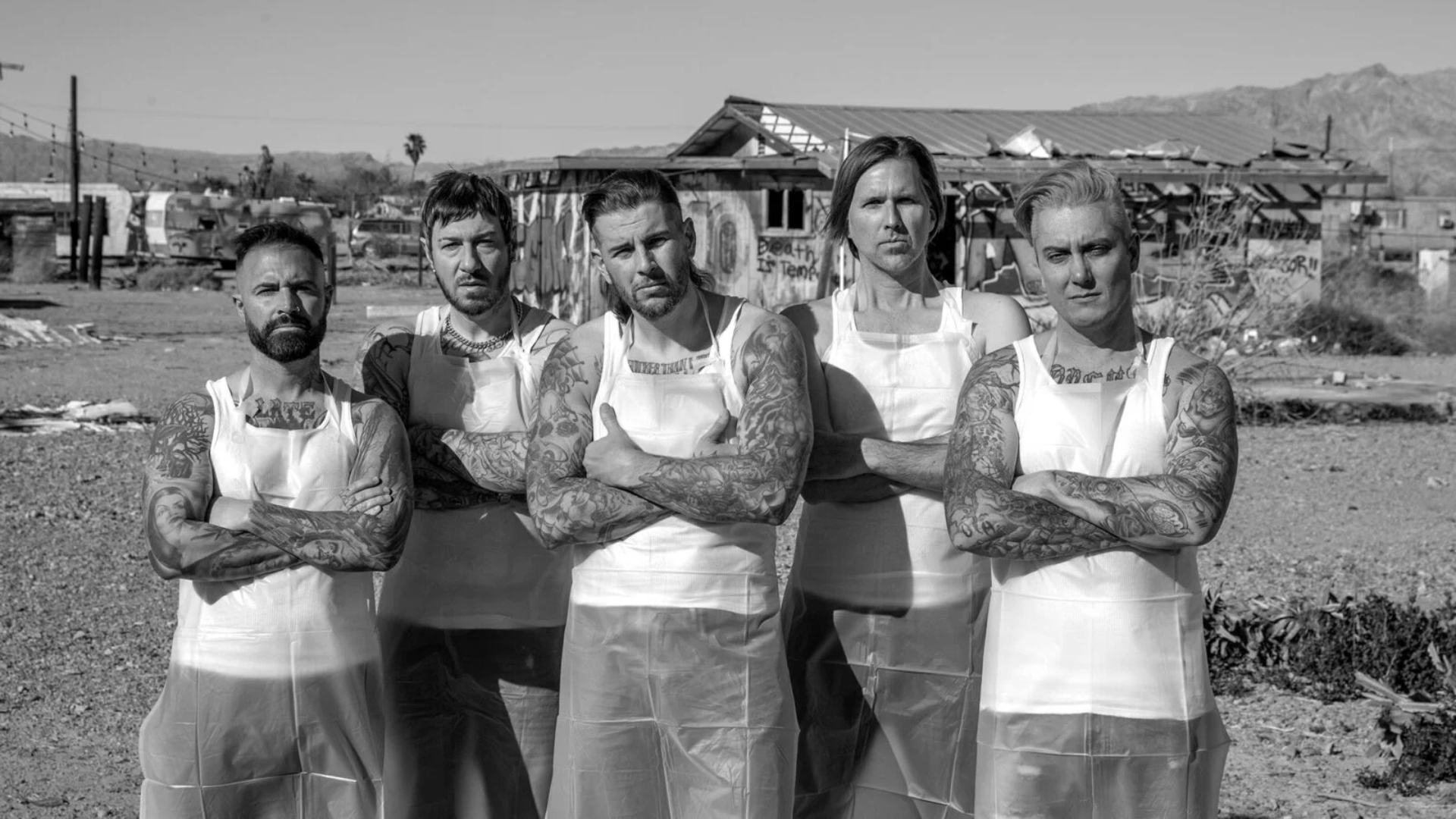 Avenged Sevenfold posa em foto promocional em preto e branco antes dos shows no Brasil em outubro de 2025.