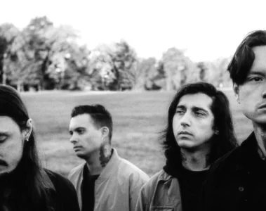 Os integrantes do Bad Omens posam em um campo, em foto promocional em preto e branco do single “Impose”.