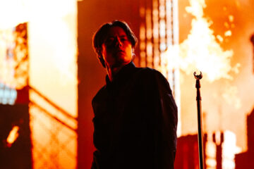 Bad Omens no palco do Louder Than Life 2025 durante a estreia ao vivo das músicas “Specter” e “Impose”, em Louisville, Kentucky.