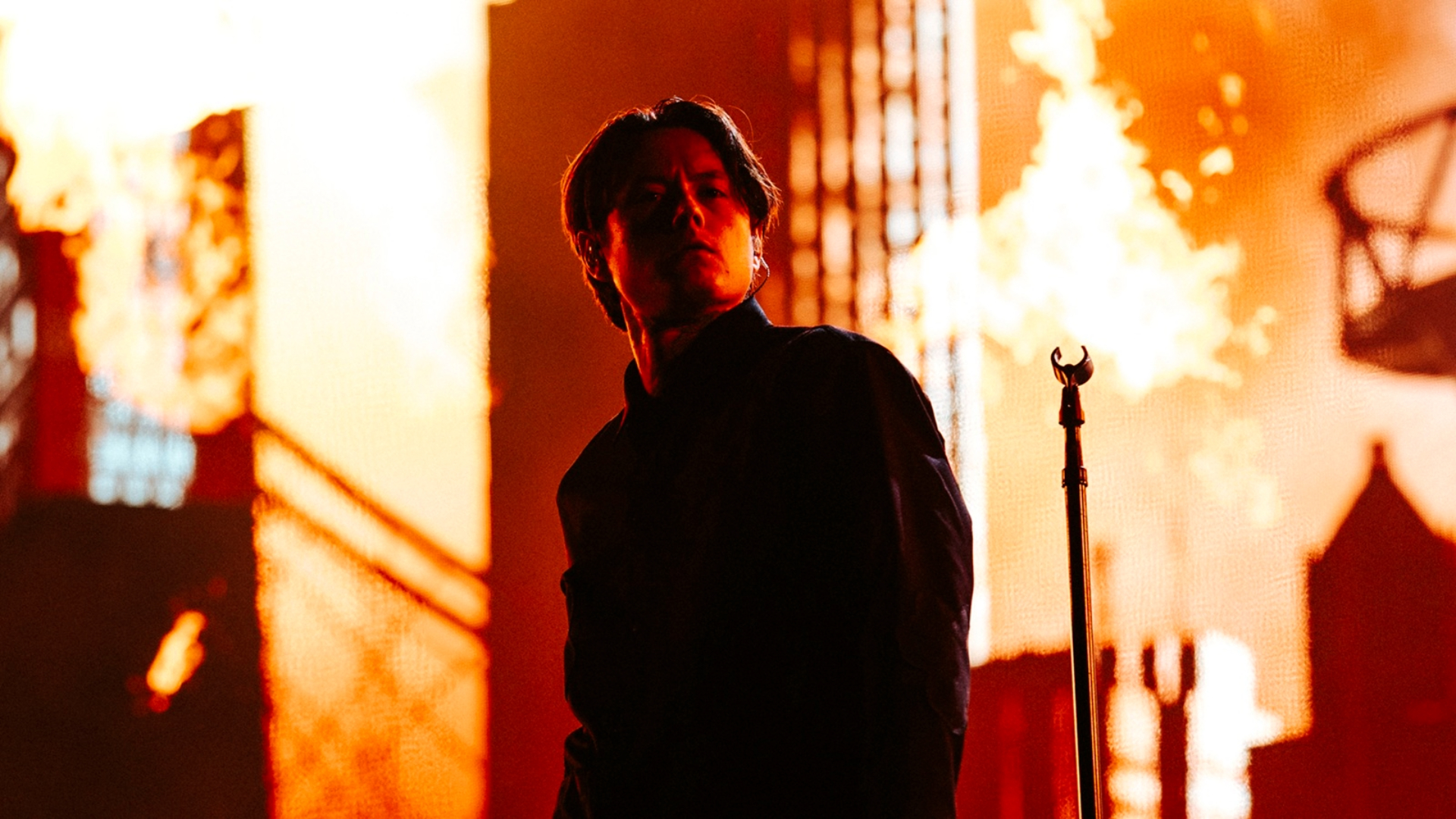 Bad Omens no palco do Louder Than Life 2025 durante a estreia ao vivo das músicas “Specter” e “Impose”, em Louisville, Kentucky.