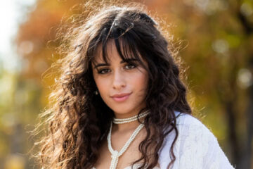 Camila Cabello em retrato ao ar livre; cantora reagiu à reunião do Fifth Harmony após sete anos.