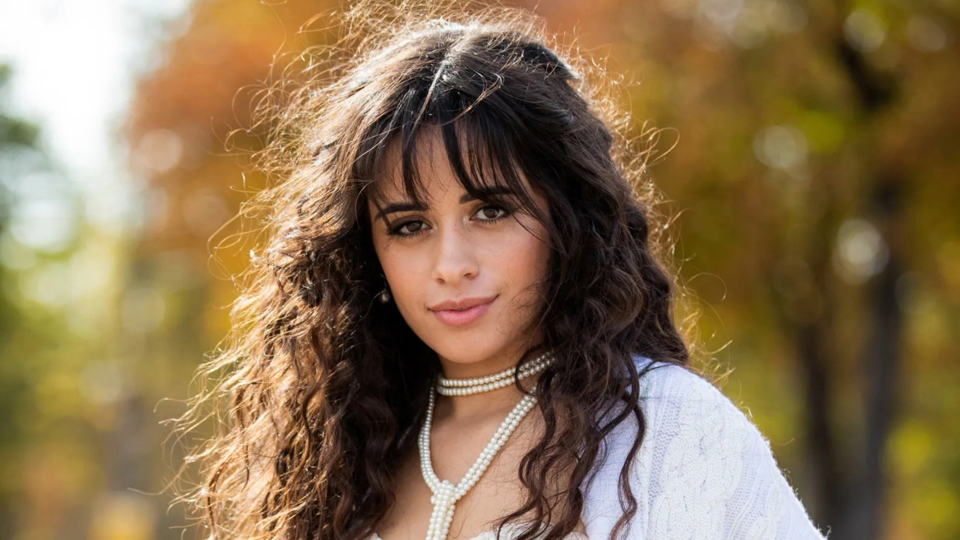 Camila Cabello em retrato ao ar livre; cantora reagiu à reunião do Fifth Harmony após sete anos.
