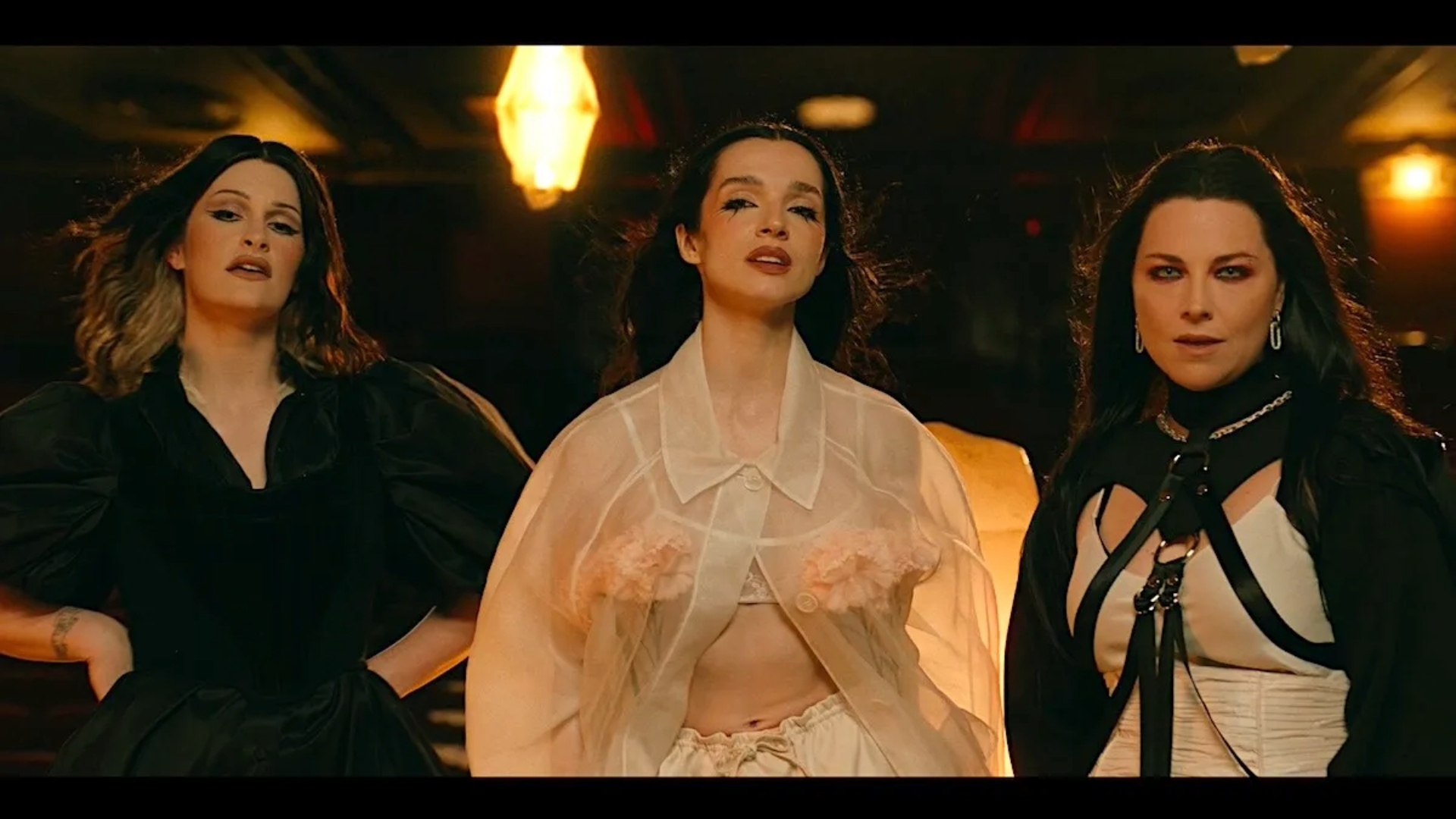 Courtney LaPlante, Poppy e Amy Lee no videoclipe cinematográfico de End of You.