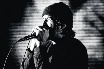 Chino Moreno, vocalista do Deftones, canta com intensidade durante estreia ao vivo da música “Ecdysis” no festival Louder Than Life 2025.