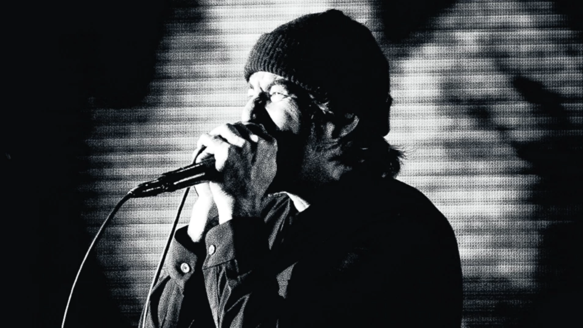 Chino Moreno, vocalista do Deftones, canta com intensidade durante estreia ao vivo da música “Ecdysis” no festival Louder Than Life 2025.