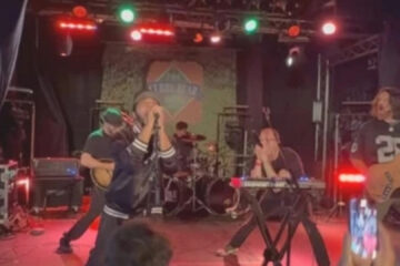 Daron Malakian canta “Cigaro” no palco com a banda cover Peephole em Chicago, no bar Cubby Bear.