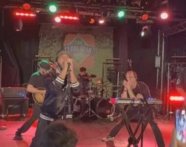 Daron Malakian canta “Cigaro” no palco com a banda cover Peephole em Chicago, no bar Cubby Bear.