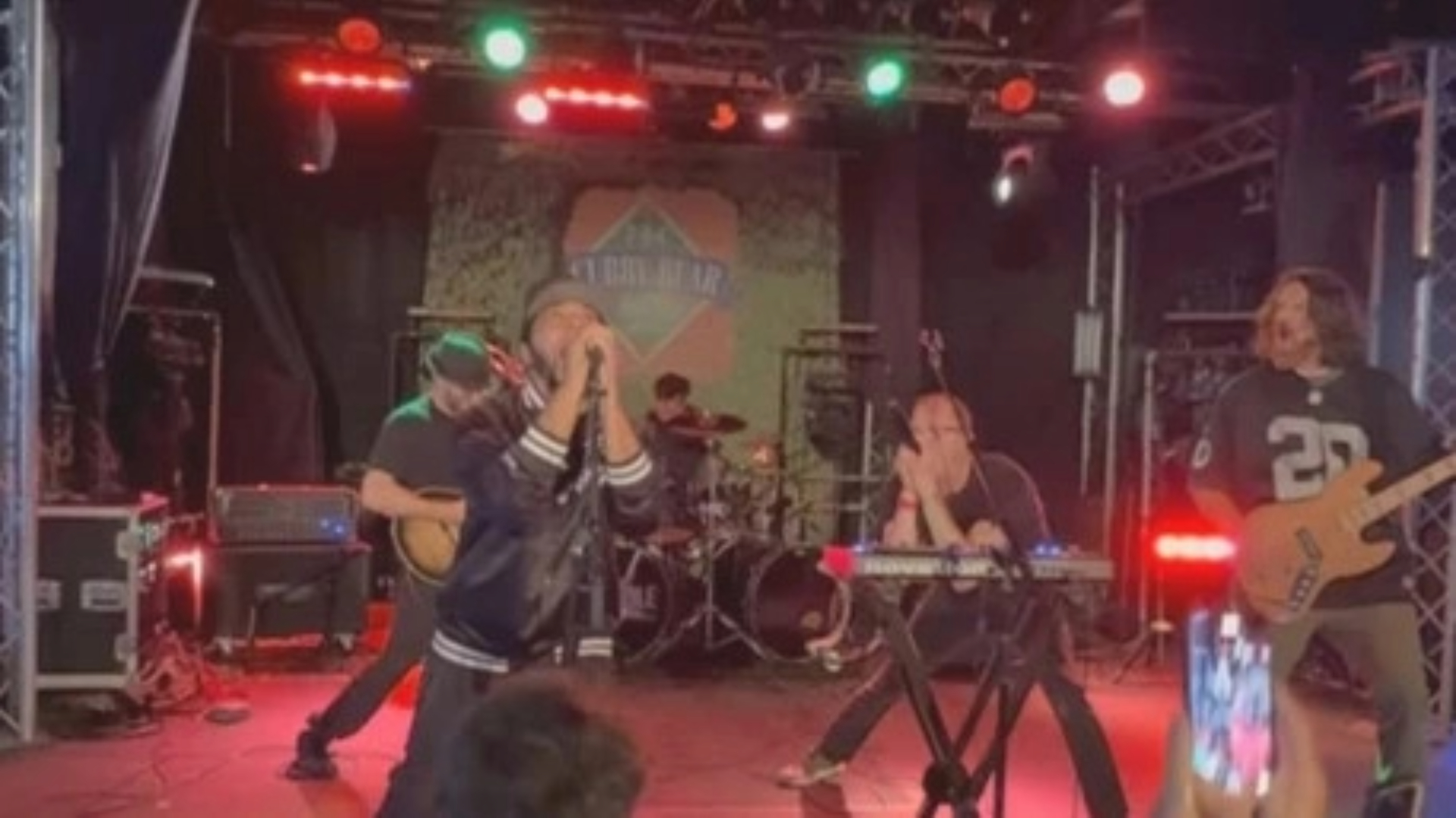 Daron Malakian canta “Cigaro” no palco com a banda cover Peephole em Chicago, no bar Cubby Bear.