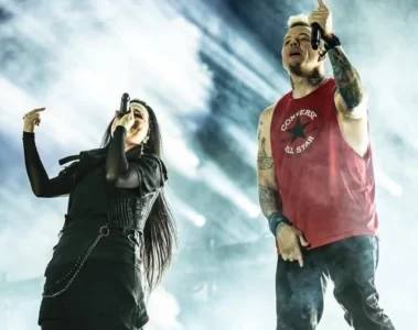 Amy Lee e Paul McCoy cantam juntos “Bring Me to Life” durante show do Evanescence no Louder Than Life 2025, em Louisville.