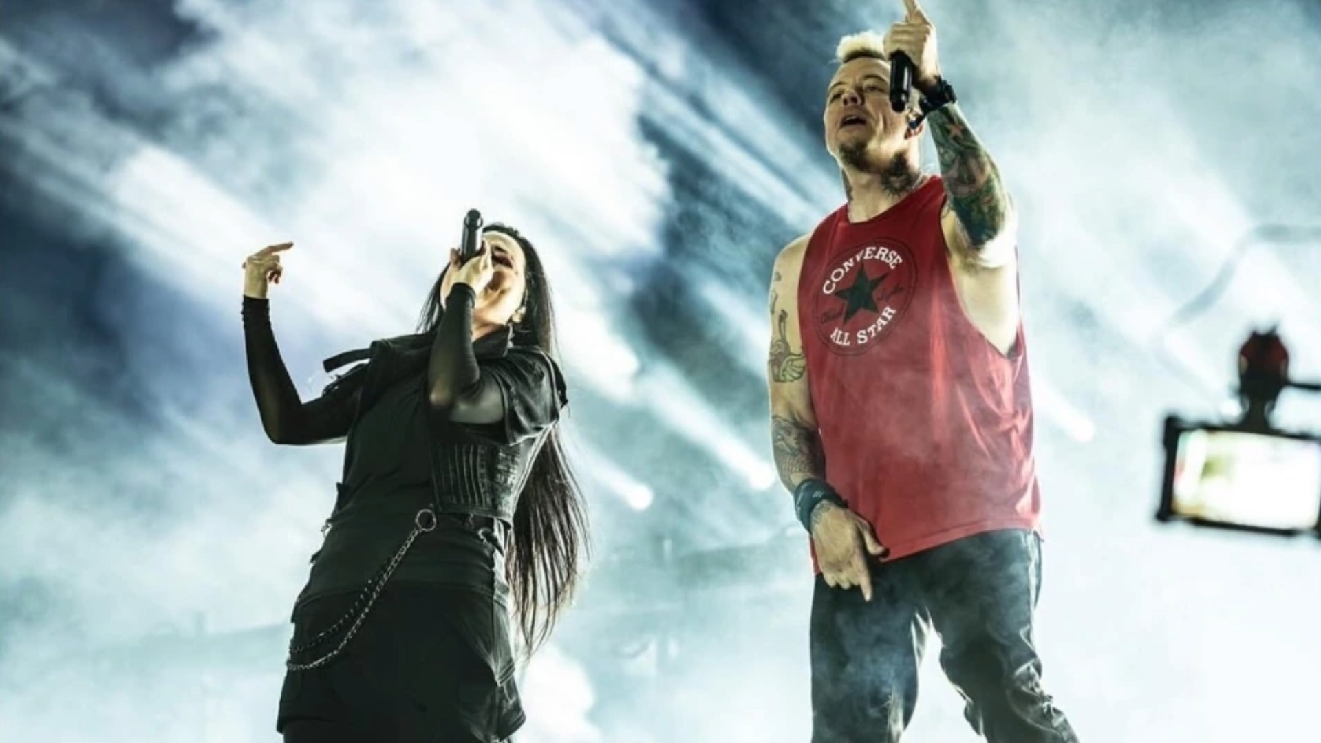 Amy Lee e Paul McCoy cantam juntos “Bring Me to Life” durante show do Evanescence no Louder Than Life 2025, em Louisville.