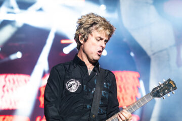 Billie Joe Armstrong do Green Day tocando guitarra no show em Curitiba, Arena da Baixada, durante a Saviors Tour 2025. Foto: Luiz Milcz para Moodgate.