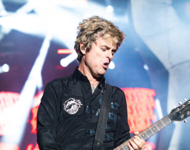 Billie Joe Armstrong do Green Day tocando guitarra no show em Curitiba, Arena da Baixada, durante a Saviors Tour 2025. Foto: Luiz Milcz para Moodgate.