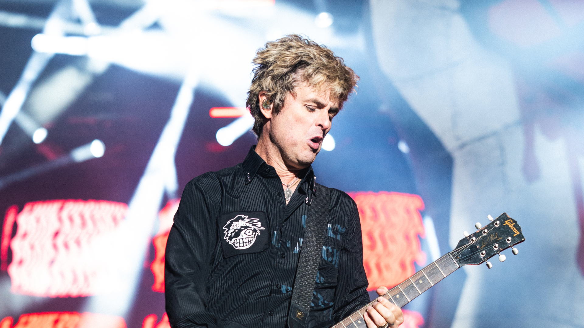 Billie Joe Armstrong do Green Day tocando guitarra no show em Curitiba, Arena da Baixada, durante a Saviors Tour 2025. Foto: Luiz Milcz para Moodgate.