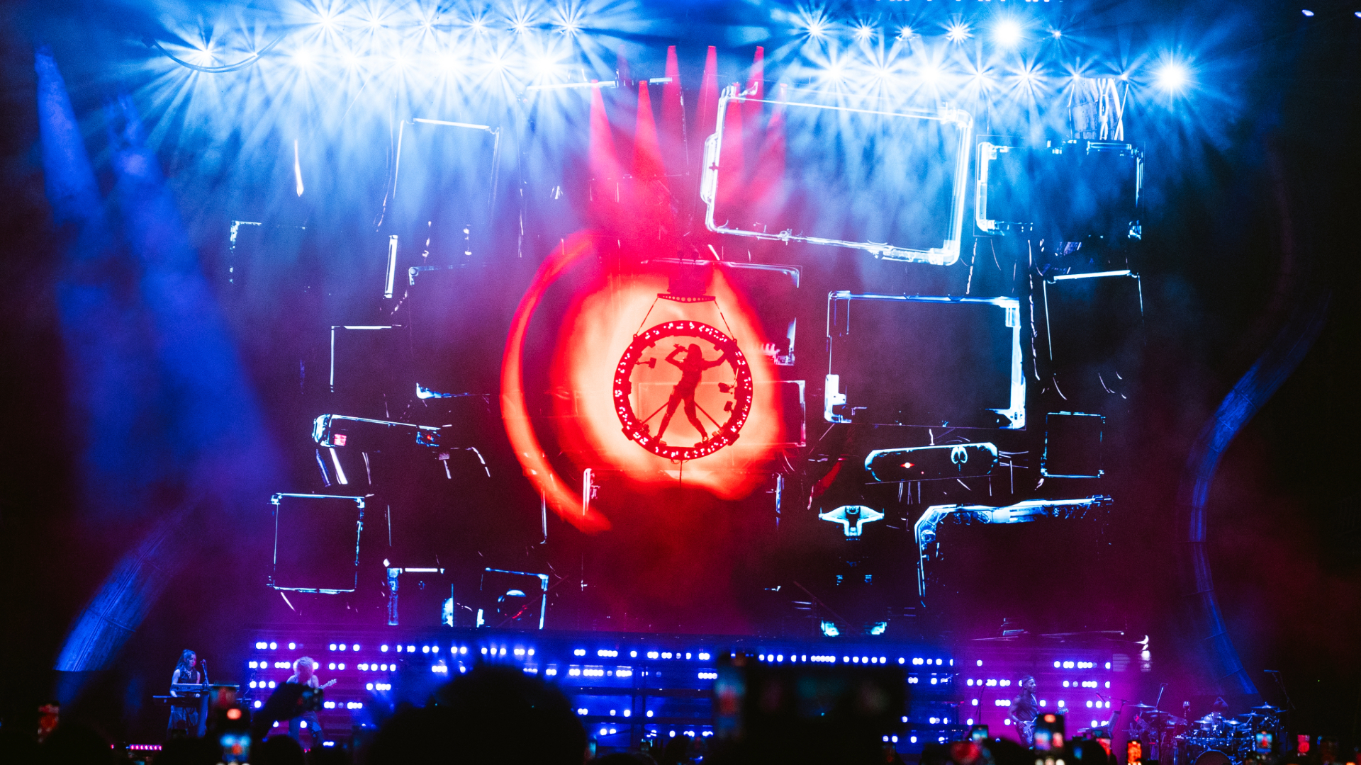 Katy Perry em performance da The Lifetimes Tour na Arena da Baixada em Curitiba, diante de 30 mil fãs.