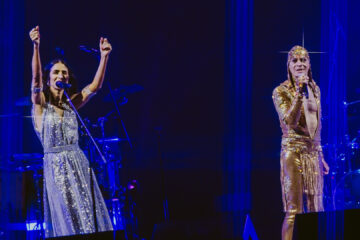 Ney Matogrosso e Marisa Monte se apresentam juntos no palco do Doce Maravilha 2025 no Rio de Janeiro.