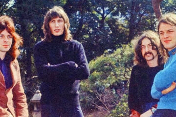 Integrantes do Pink Floyd posam ao ar livre em 1972: Richard Wright, Roger Waters, Nick Mason e David Gilmour.