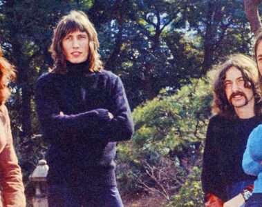 Integrantes do Pink Floyd posam ao ar livre em 1972: Richard Wright, Roger Waters, Nick Mason e David Gilmour.