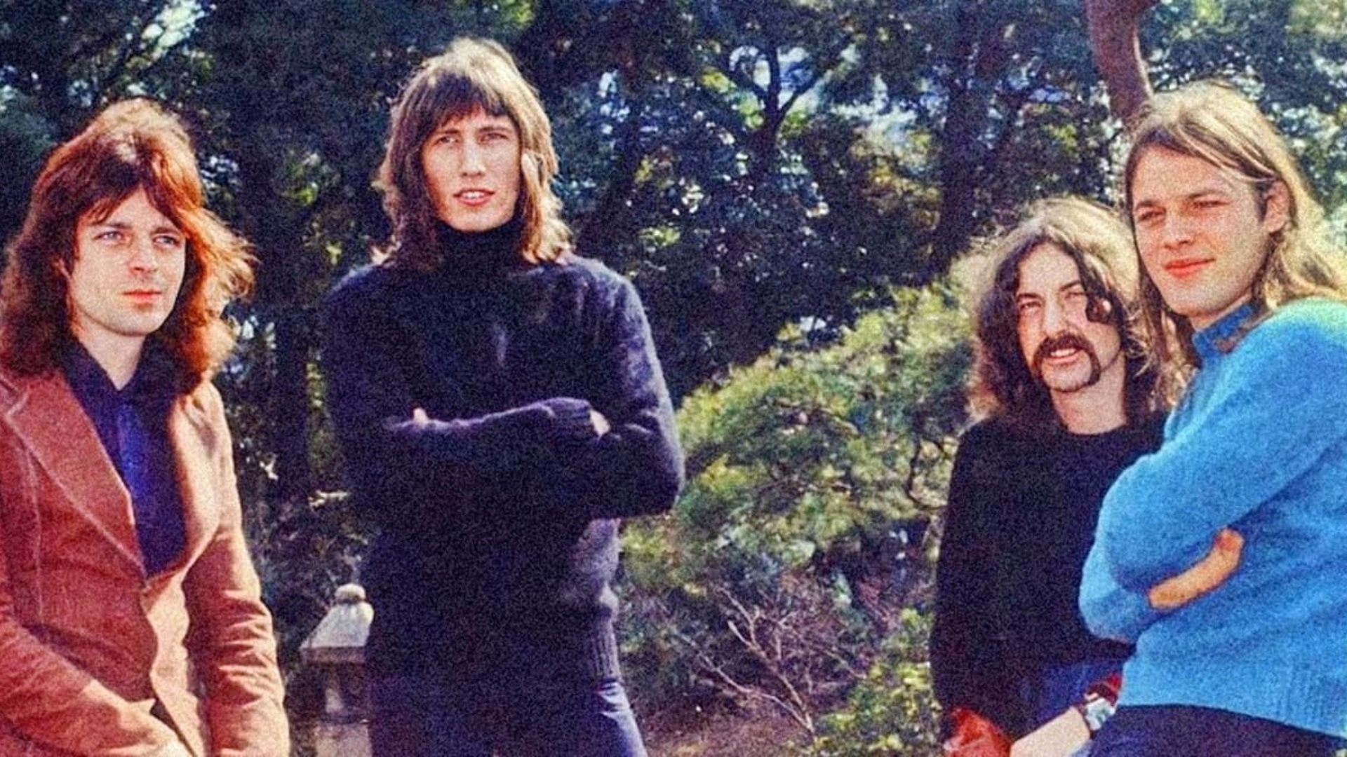 Integrantes do Pink Floyd posam ao ar livre em 1972: Richard Wright, Roger Waters, Nick Mason e David Gilmour.