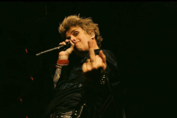 Billie Joe Armstrong, vocalista do Green Day, se apresentando ao vivo com atitude provocadora