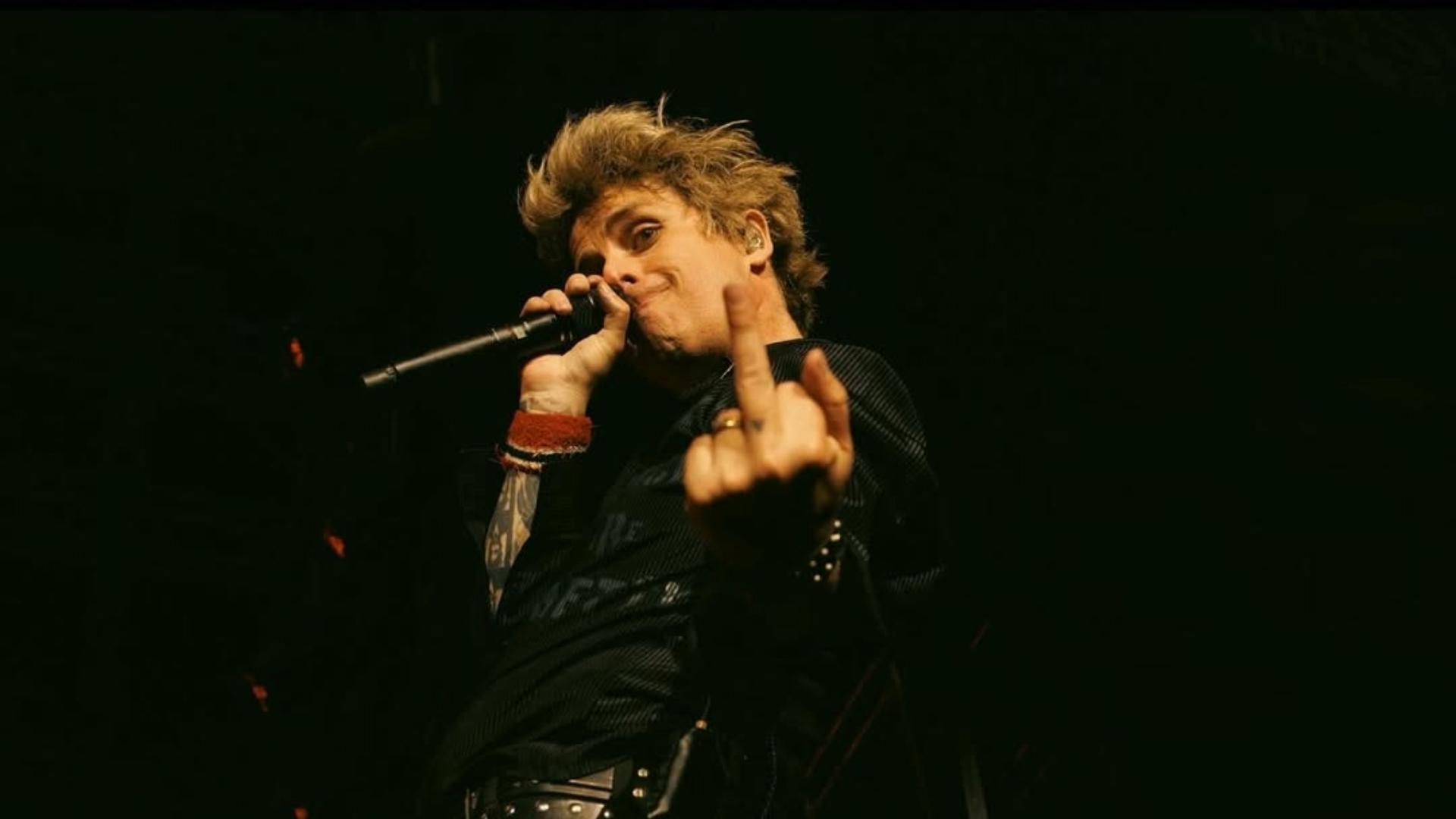 Billie Joe Armstrong, vocalista do Green Day, se apresentando ao vivo com atitude provocadora