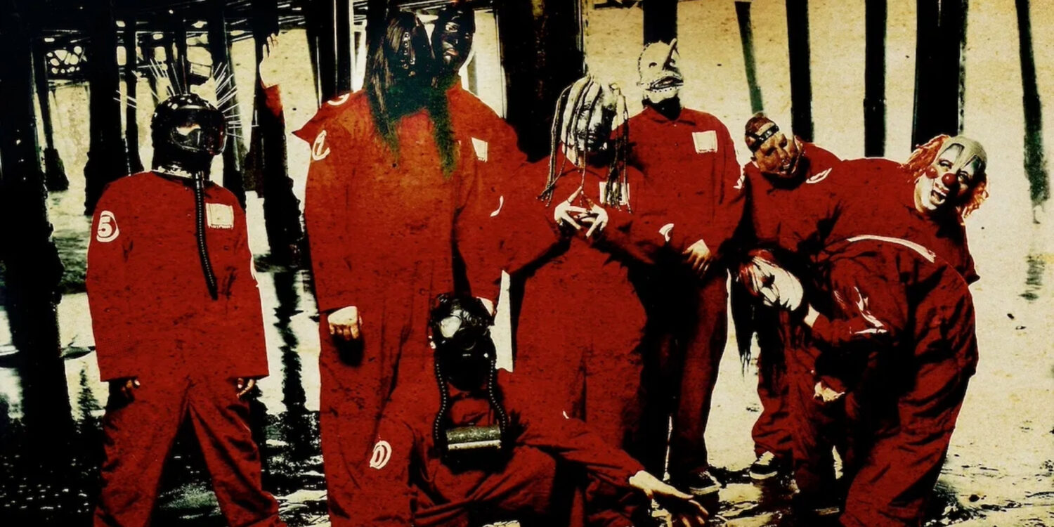 Slipknot em 1999 vestindo macacões vermelhos, foto de Dean Karr, durante a era do álbum de estreia homônimo.