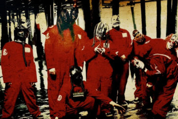 Slipknot em 1999 vestindo macacões vermelhos, foto de Dean Karr, durante a era do álbum de estreia homônimo.