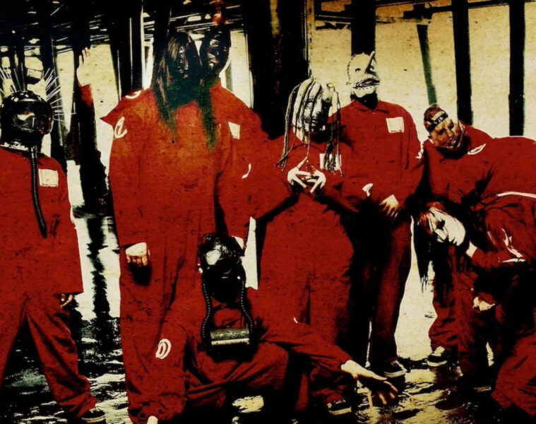 Slipknot em 1999 vestindo macacões vermelhos, foto de Dean Karr, durante a era do álbum de estreia homônimo.