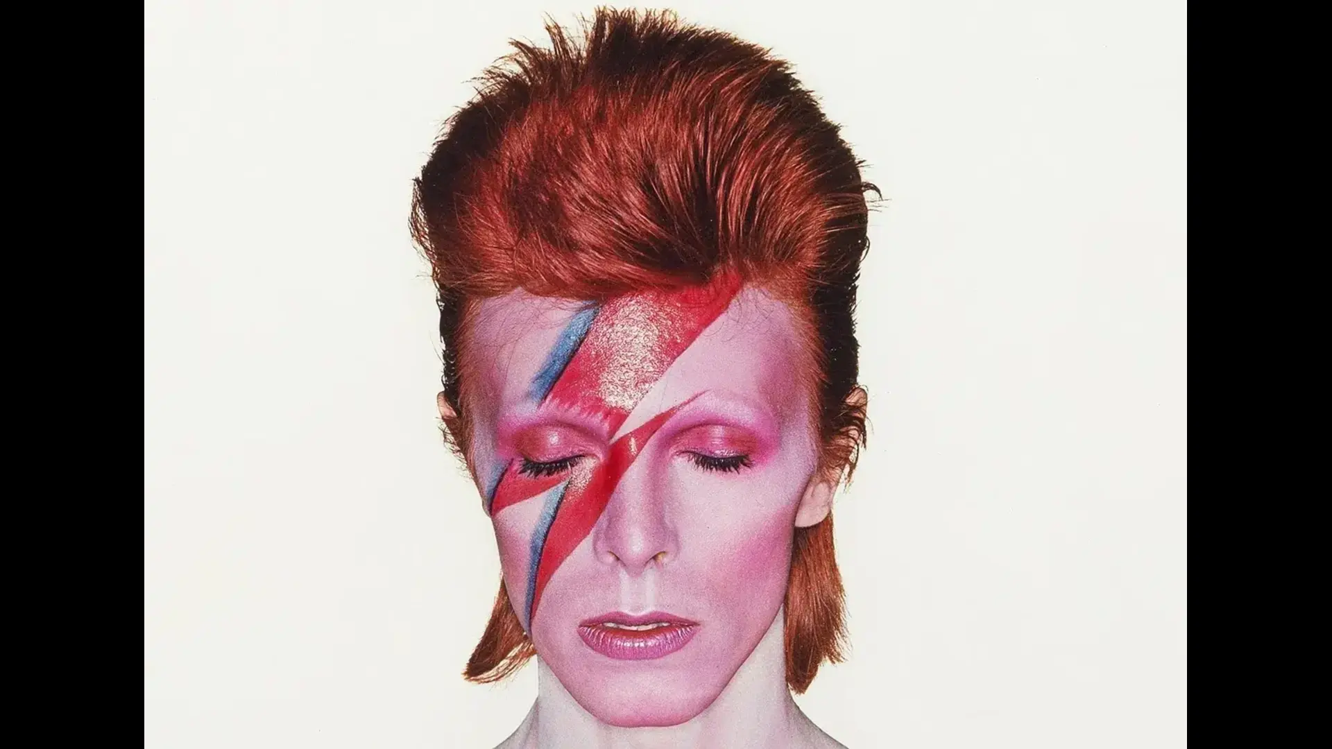 David Bowie com o rosto pintado com raio vermelho e azul na capa do álbum Aladdin Sane, foto tirada por Brian Duffy em 1973.