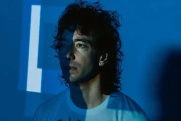 Albert Hammond Jr., guitarrista do The Strokes, lança músicas originais para a série Black Rabbit da Netflix.