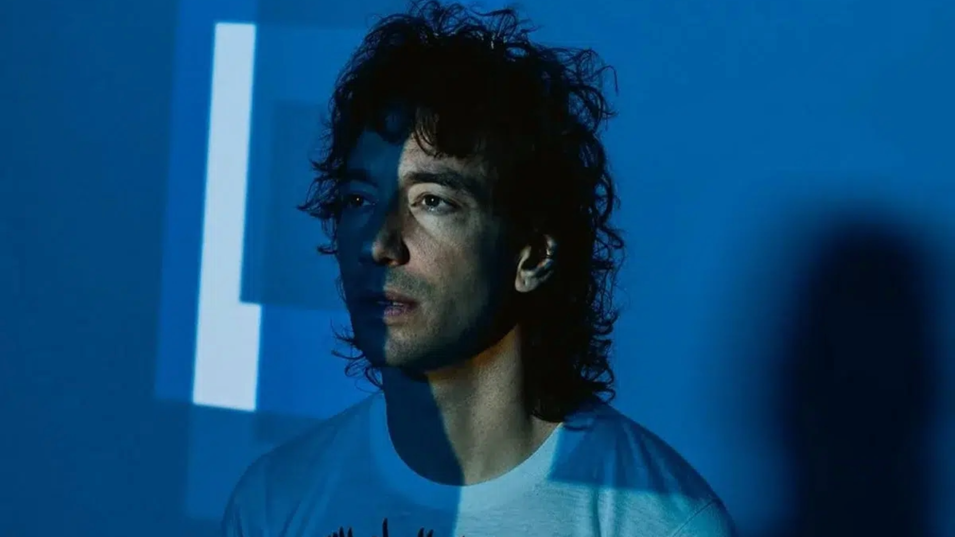 Albert Hammond Jr., guitarrista do The Strokes, lança músicas originais para a série Black Rabbit da Netflix.