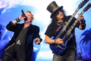 Axl Rose e Slash em show do Guns N’ Roses, 2023 — foto de Kevin Mazur/Getty Images.