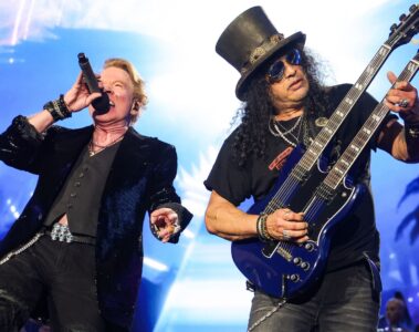 Axl Rose e Slash em show do Guns N’ Roses, 2023 — foto de Kevin Mazur/Getty Images.