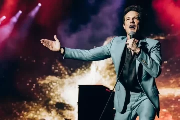 Brandon Flowers, vocalista do The Killers, cantando ao vivo em um show, revelou que Missing You marcou sua infância.