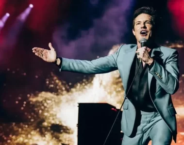 Brandon Flowers, vocalista do The Killers, cantando ao vivo em um show, revelou que Missing You marcou sua infância.