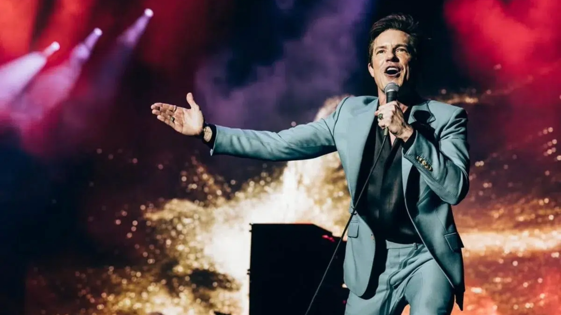 Brandon Flowers, vocalista do The Killers, cantando ao vivo em um show, revelou que Missing You marcou sua infância.