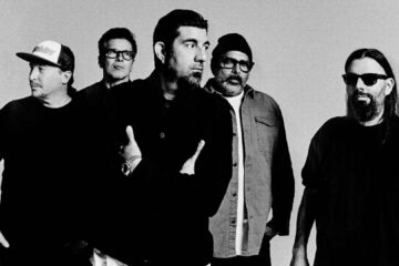 Foto da banda Deftones em 2025, marcando seu retorno com novo álbum após quase cinco anos de silêncio.