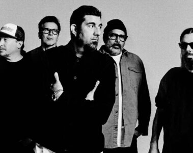 Foto da banda Deftones em 2025, marcando seu retorno com novo álbum após quase cinco anos de silêncio.