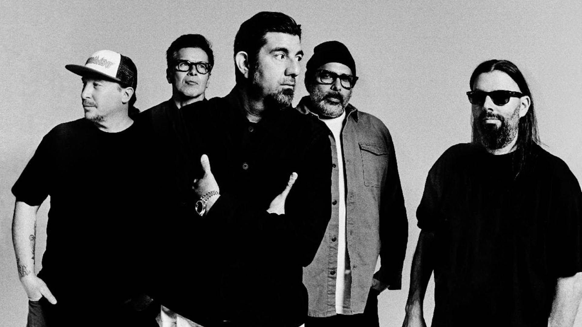 Foto da banda Deftones em 2025, marcando seu retorno com novo álbum após quase cinco anos de silêncio.