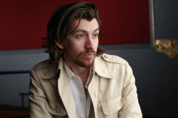 Alex Turner, vocalista do Arctic Monkeys, em entrevista onde chamou I Bet You Look Good on the Dancefloor de “porcaria”.