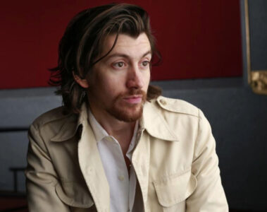 Alex Turner, vocalista do Arctic Monkeys, em entrevista onde chamou I Bet You Look Good on the Dancefloor de “porcaria”.