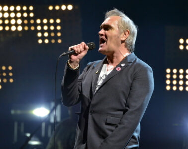 Morrissey cantando ao vivo no palco antes do cancelamento de shows em 2025