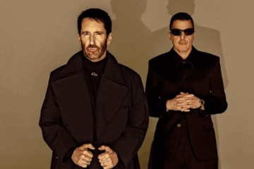 Trent Reznor e Atticus Ross, integrantes do Nine Inch Nails, em sessão promocional. A dupla é conhecida por trilhas premiadas de filmes e séries como A Rede Social, Watchmen, Soul e TRON: Ares.