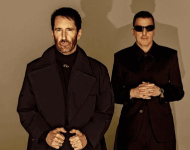 Trent Reznor e Atticus Ross, integrantes do Nine Inch Nails, em sessão promocional. A dupla é conhecida por trilhas premiadas de filmes e séries como A Rede Social, Watchmen, Soul e TRON: Ares.