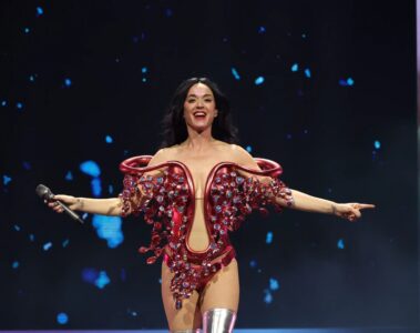 Katy Perry no palco da turnê The Lifetimes Tour, usando figurino futurista vermelho durante show.