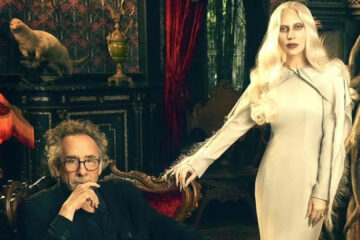 Lady Gaga e Tim Burton no set de Merlina, promovendo o videoclipe gótico “The Dead Dance”.
