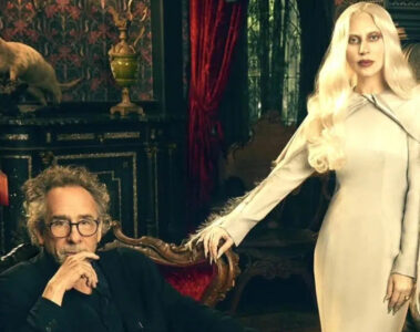 Lady Gaga e Tim Burton no set de Merlina, promovendo o videoclipe gótico “The Dead Dance”.